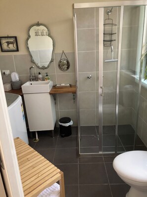 Haartrockner, Handtücher, Seife, Shampoo