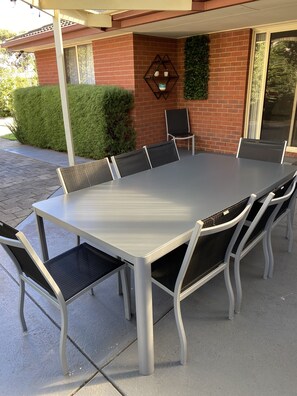 Outdoor dining - Torquay Shores - Family, Friends, Pets Welcome! (Torquay Surfcoast)