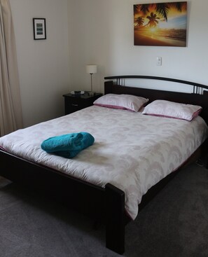 4 habitaciones, tabla de planchar con plancha y cuna de viaje