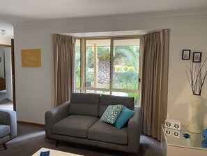 Smart TV, video games, DVD player, foosball - Torquay Shores - Family, Friends, Pets Welcome! (Torquay Surfcoast)