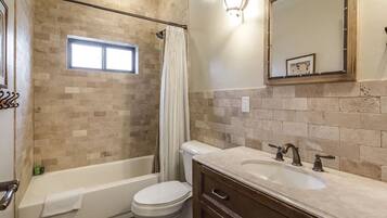 Tina, secadora de cabello, toallas