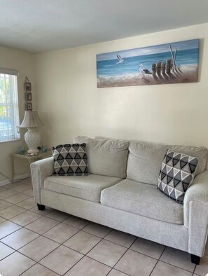 Flat-screen TV, stereo