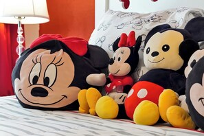 5 bedrooms, iron/ironing board, travel cot, free WiFi - Mickey Pool Villa - 10 minutes to Disney (Kissimmee)