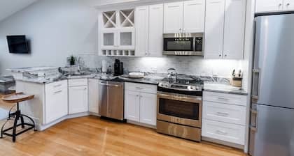 Beachy Condo w / Luxurious Baths dans du centre-ville