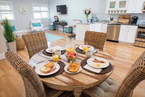 Spacious and Updated 2 Bedroom Condo in the Heart of Newport