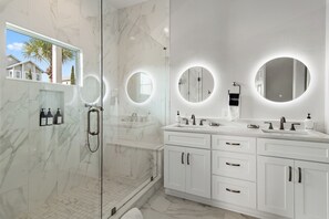 Combined shower/tub, hair dryer, towels