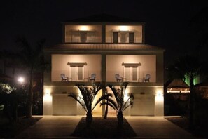 Exterior - Townhome/4 Bdrm Sleeps 13/ Priv Pool 2 min to beach (South Padre Island)