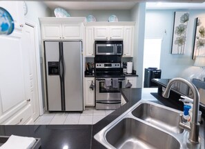 Microondas, placa de cocina, lavavajillas, cafetera/tetera