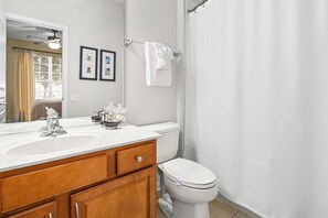 Ensemble douche/baignoire, sèche-cheveux, serviettes fournies