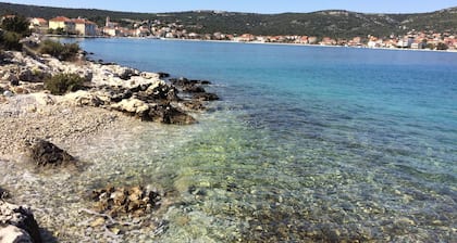 Vacker liten Hus med egen pool und harligt utsikt över Vinisce Bay.