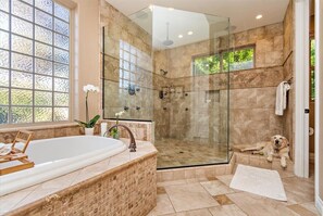 Ensemble douche/baignoire, sèche-cheveux, bidet, serviettes fournies