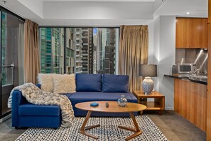 Smart TV, books - Exclusive Stays - Gallery Tower (Southbank)