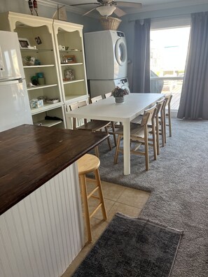 Dining - Beach-front! Featured on HGTV's Beachfront Bargain Hunt "Fleeing to Freeport". (Freeport)