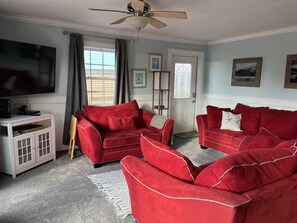 Smart TV, DVD player, books, video library - Beach-front! Featured on HGTV's Beachfront Bargain Hunt "Fleeing to Freeport". (Freeport)