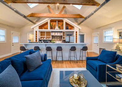 Welcoming Bungalow + Close to Downtown - Clarksville Sundown!