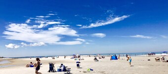 A pie de playa 7 habitaciones 3. 5 baños, piscina de agua salada climatizada, aire acondicionado central, wifi