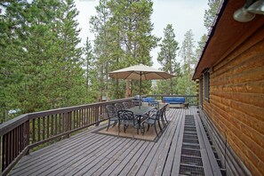 Outdoor dining - Cabin Close to Beacon Landing Marina w/ Wraparound Deck, Outdoor furniture, Gas Grill (Grand Lake)