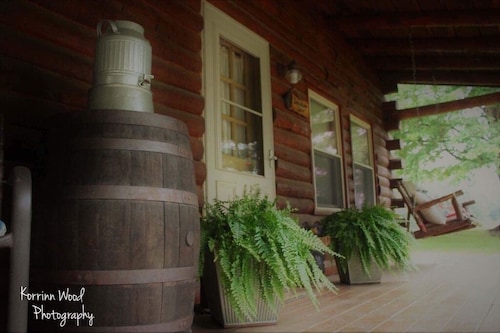 Sonshine Cabin is your own private park. With wildlife or a hike to the creek.