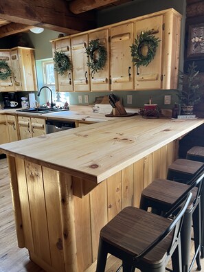 Fridge, microwave, oven, stovetop - Sonshine Cabin is your own private park. With wildlife or a hike to the creek. (Madison)