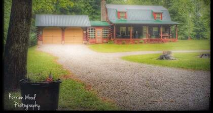 Sonshine Cabin is your own private park. With wildlife or a hike to the creek.