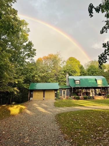 Sonshine Cabin is your own private park. With wildlife or a hike to the creek.