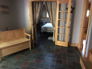 3 slaapkamers, een strijkplank/strijkijzer, gratis wifi, beddengoed