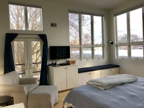 3 chambres, bureau, fer et planche à repasser, lit de bébé portatif