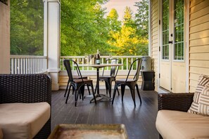 Outdoor dining - Saugatuck Modern Farmhouse: Roomy Family Retreat, Walk to Downtown (Saugatuck)