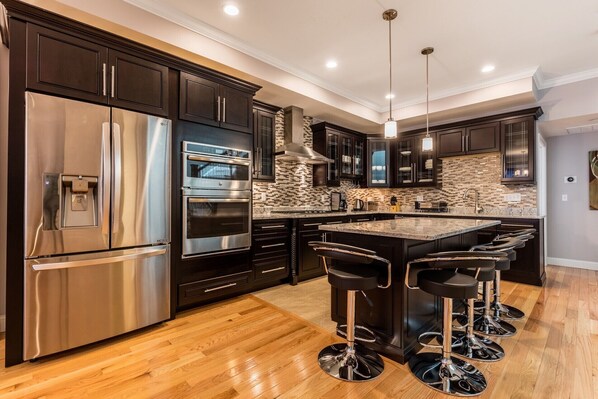 Fridge, microwave, oven, stovetop - UltraLuxe Apt in Boston Brownstone2 in Prime Location (Brookline)