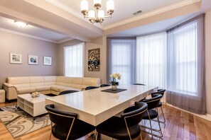 Dining - UltraLuxe Apt in Boston Brownstone2 in Prime Location (Brookline)
