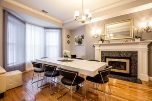 Dining - UltraLuxe Apt in Boston Brownstone2 in Prime Location (Brookline)