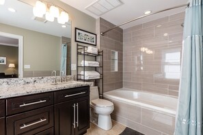 Combined shower/tub, hair dryer, towels, soap - UltraLuxe Apt in Boston Brownstone2 in Prime Location (Brookline)