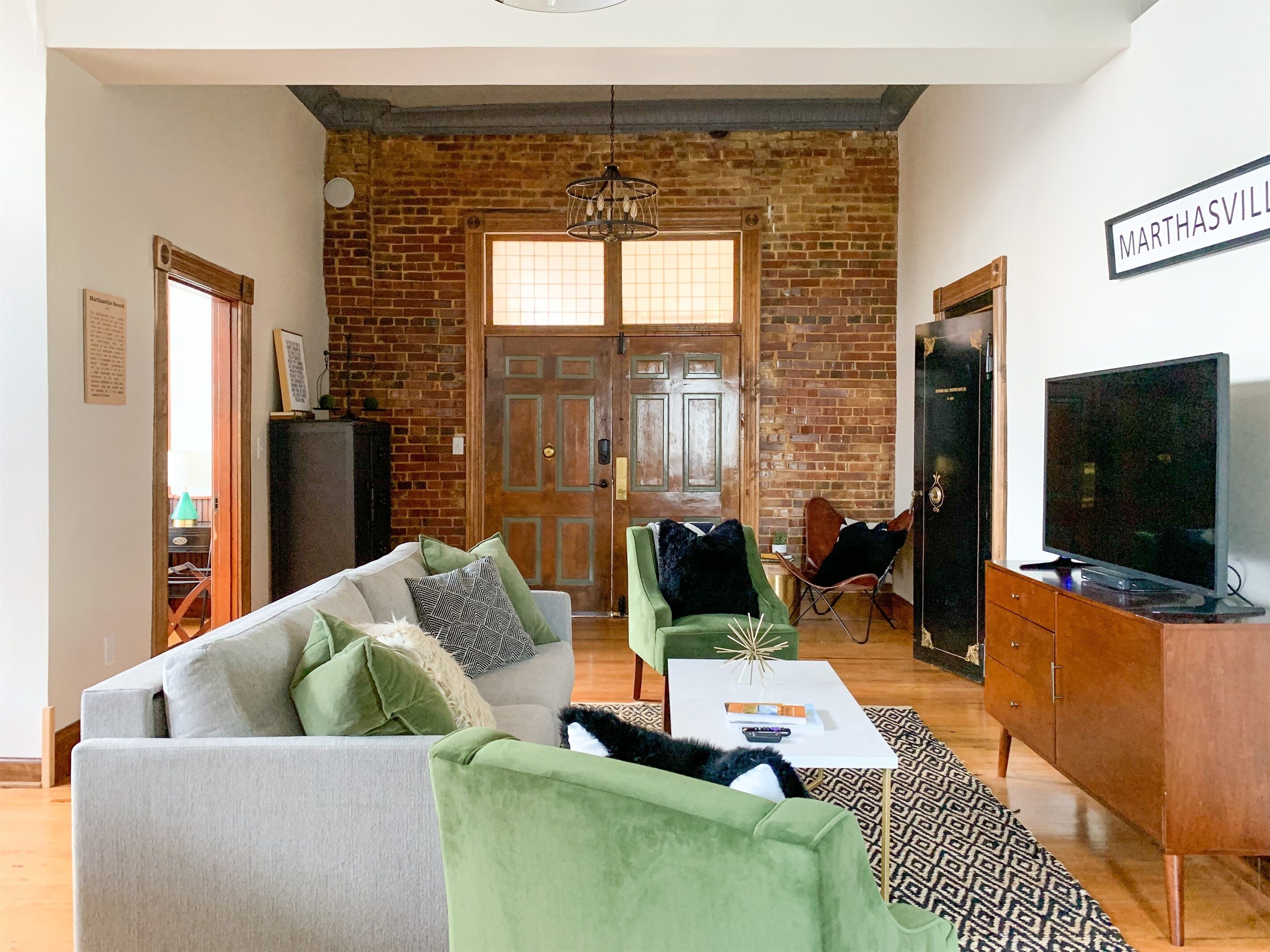 Bank Haus - USA Today Travel - Hot Tub, Fenced Yard