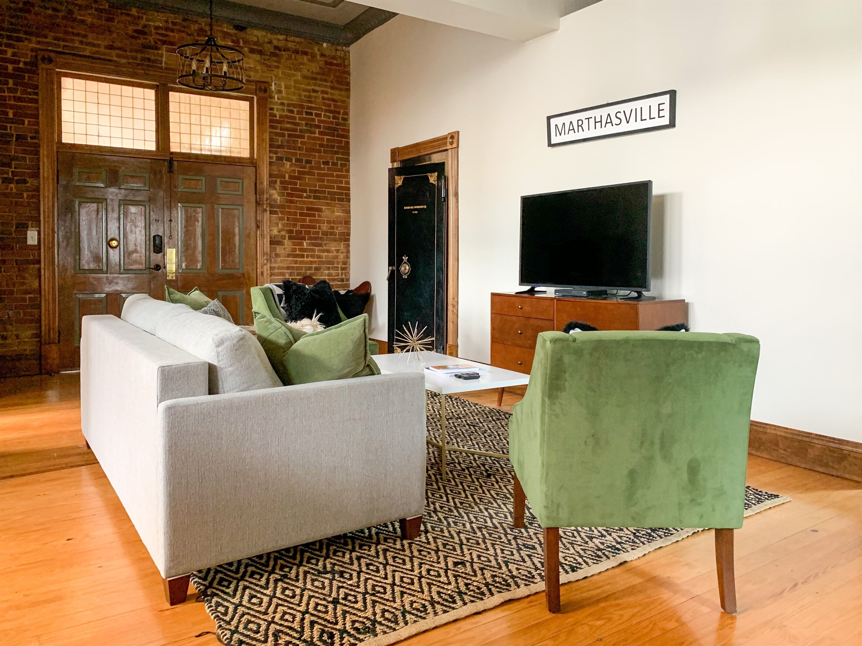 Bank Haus - USA Today Travel - Hot Tub, Fenced Yard