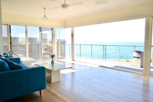 Televisión, chimenea, libros