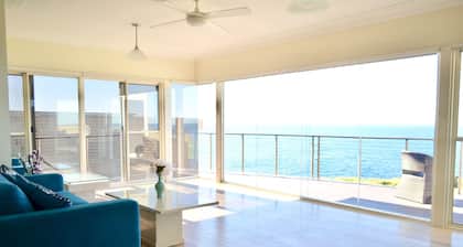 Kiama Dream – Absolute Waterfront | Panoramic Ocean Views | Large Groups