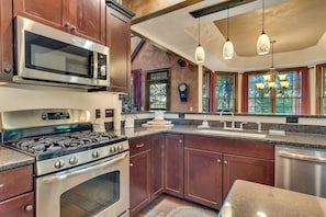 Fridge, microwave, oven, stovetop - Secluded 40 Acres Near Table Rock, Stunning Views, Games, Community Pool & Car Charger (Blue Eye)
