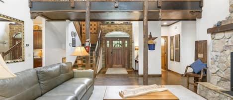 TV connectée, cheminée, lecteur de DVD, baby-foot