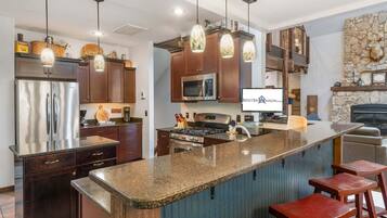 Coffee/tea maker, fridge, microwave, oven