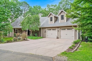 Exterior - Secluded 40 Acres Near Table Rock, Stunning Views, Games, Community Pool & Car Charger (Blue Eye)