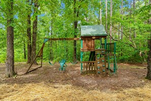 Children's area - Secluded 40 Acres Near Table Rock, Stunning Views, Games, Community Pool & Car Charger (Blue Eye)
