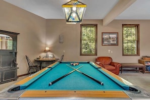 Game room - Secluded 40 Acres Near Table Rock, Stunning Views, Games, Community Pool & Car Charger (Blue Eye)