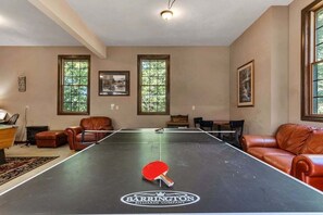 Game room - Secluded 40 Acres Near Table Rock, Stunning Views, Games, Community Pool & Car Charger (Blue Eye)