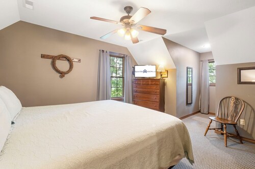 Secluded 40 Acres Near Table Rock, Stunning Views, Games, Community Pool & Car Charger