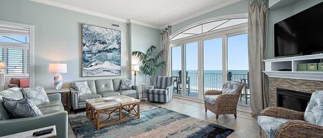 Smart-tv, pejs, dvd-afspiller, bøger