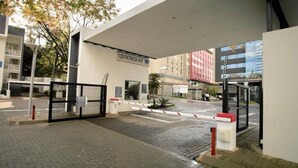 Un cancello d'ingresso a un edificio con un cartello che riporta '128 Patricia Ave'.