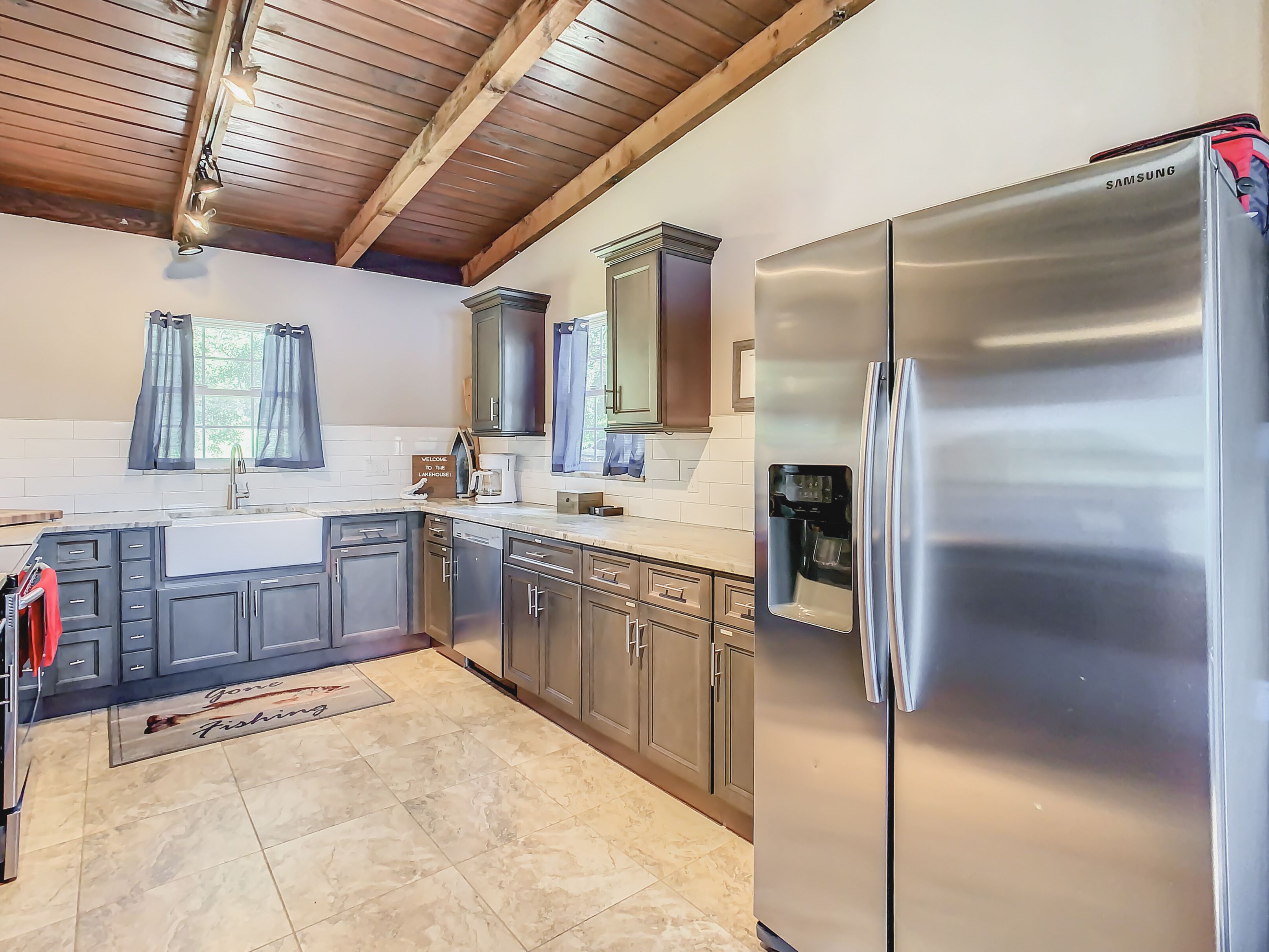 Kayaks/Spa/Pool/Firepit/Dog friendly Lakehouse Getaway!!