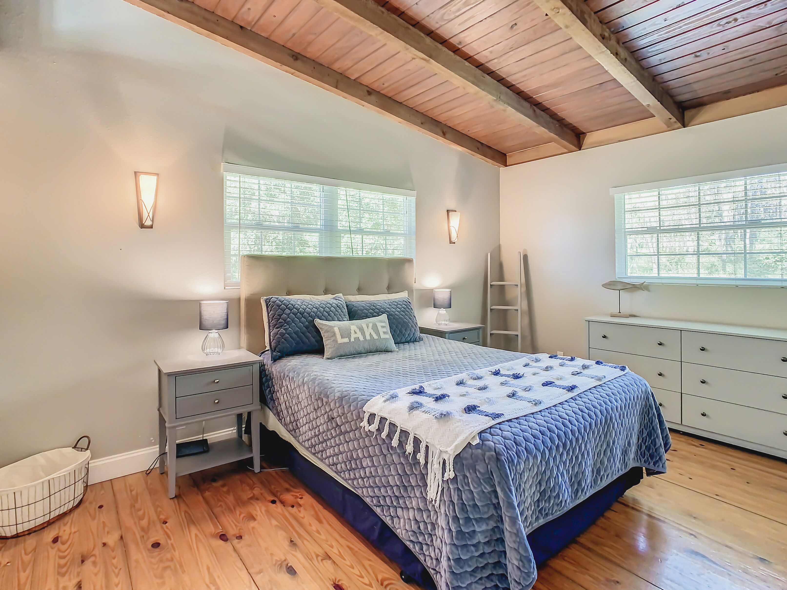 Kayaks/Spa/Pool/Firepit/Dog friendly Lakehouse Getaway!!