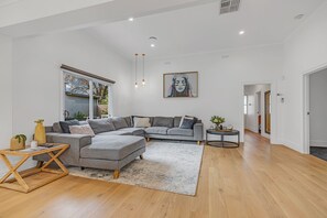 Smart TV, toys, books, music library - 4BR * 2 BA * Sleeps 10 * Pool * Close to Town & Boat Ramp (Echuca)