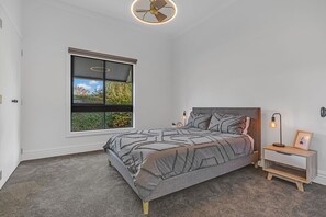 4 quartos, escrivaninha, ferros/tábuas de passar roupa, berço de viagem